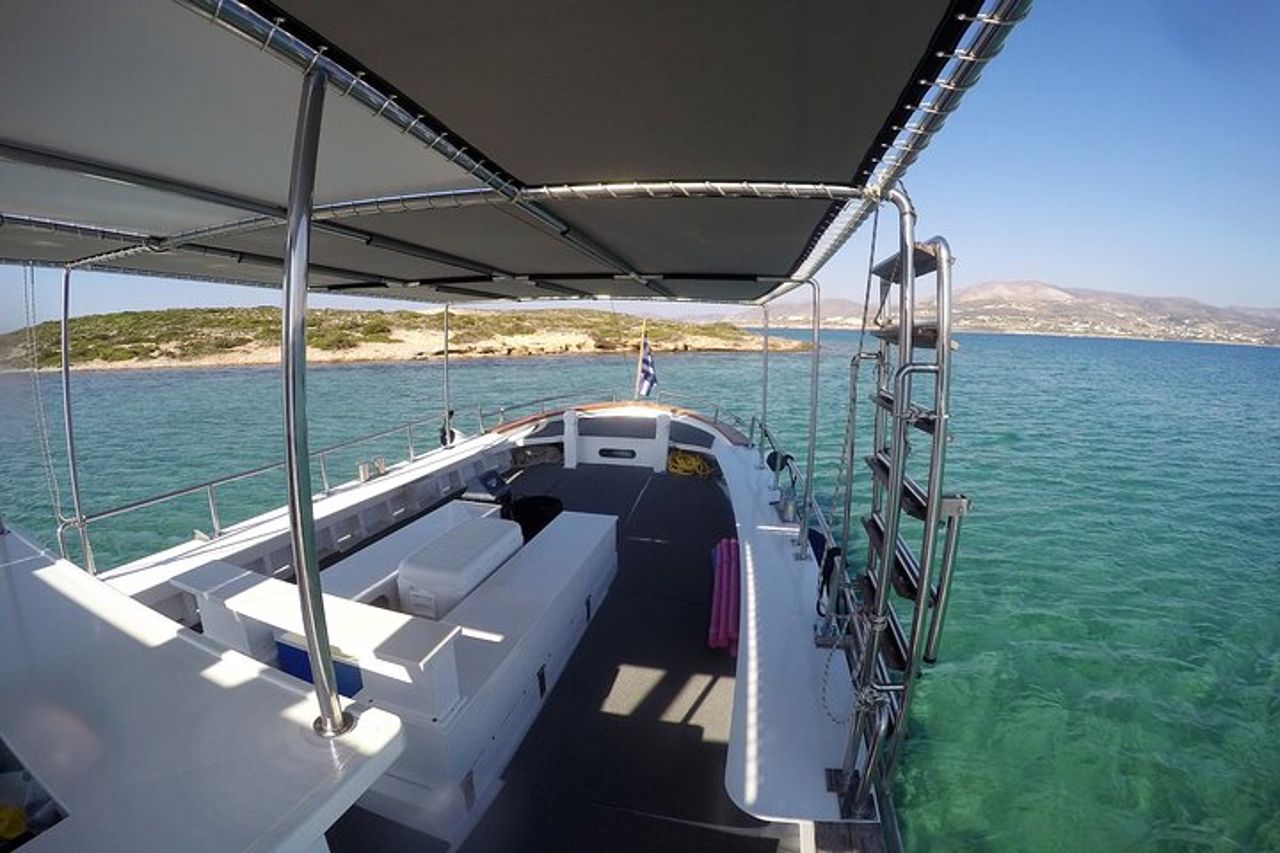 Crociera da Paros ad Antiparos e Despotiko con la barca tradizionale — 9