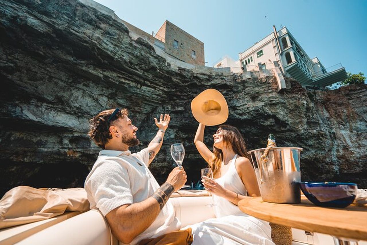 Polignano a Mare: Tour privato in barca con Champagne - 4 ore — 5