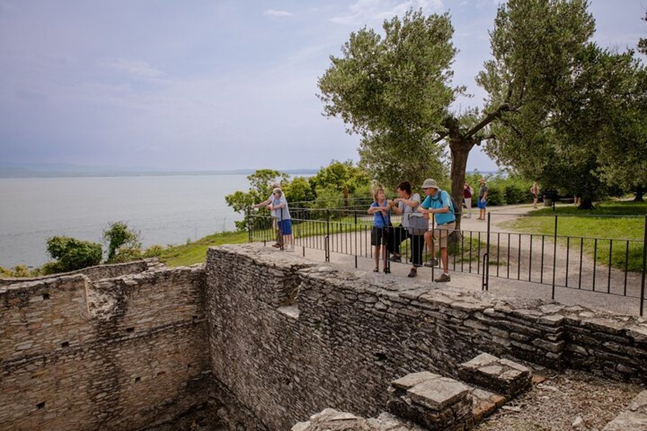 Tour Archeologico Grotte di Catullo a Sirmione — 6