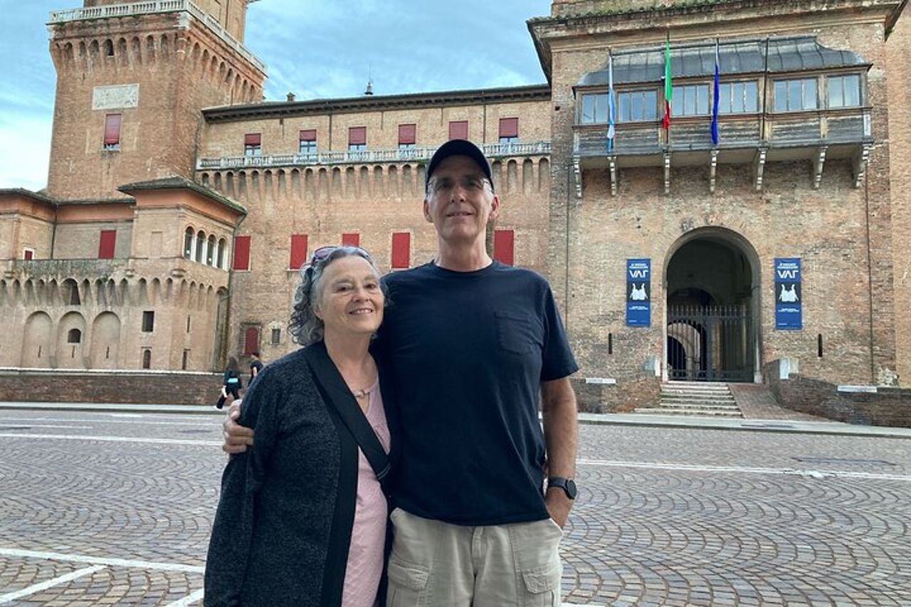 Tour privato di Ferrara dei punti salienti della città di notte — 2