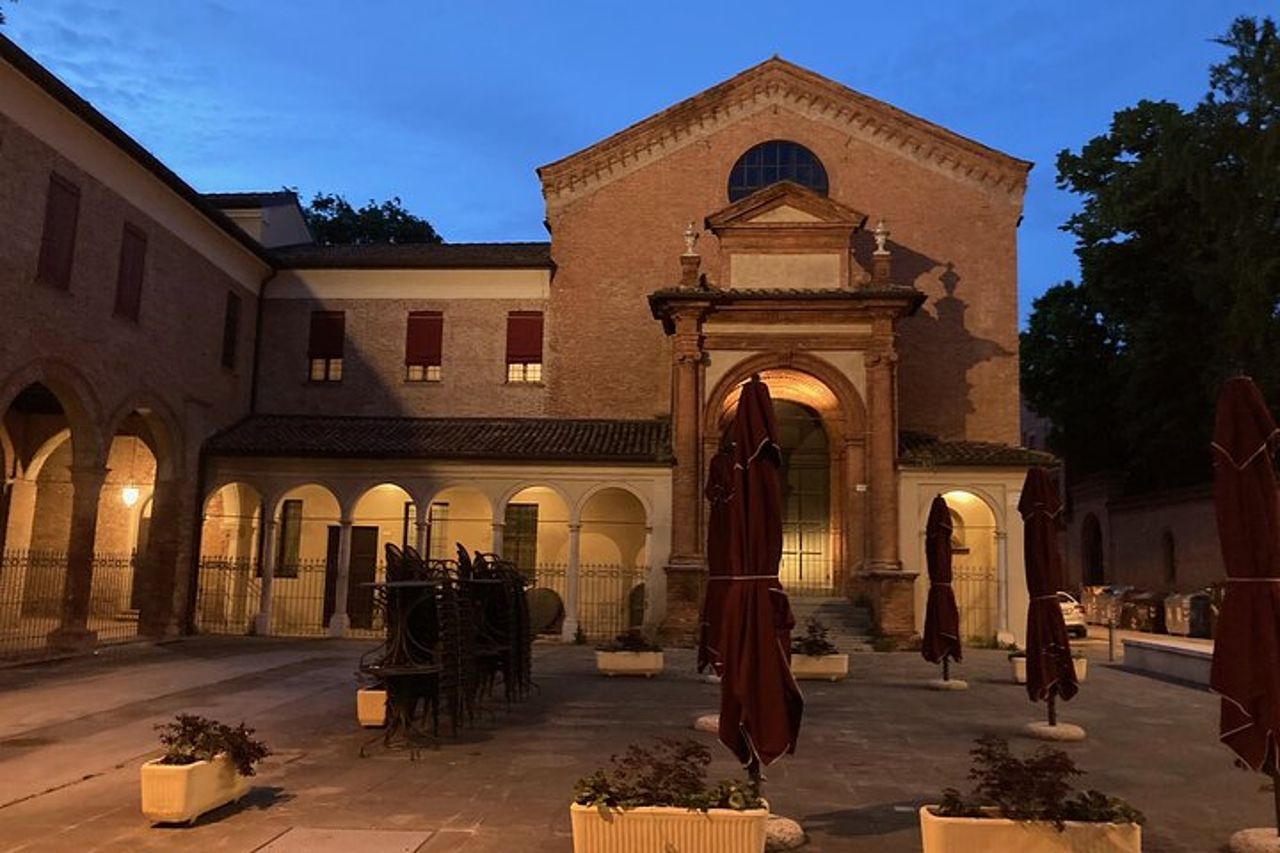 Tour privato di Ferrara dei punti salienti della città di notte — 4