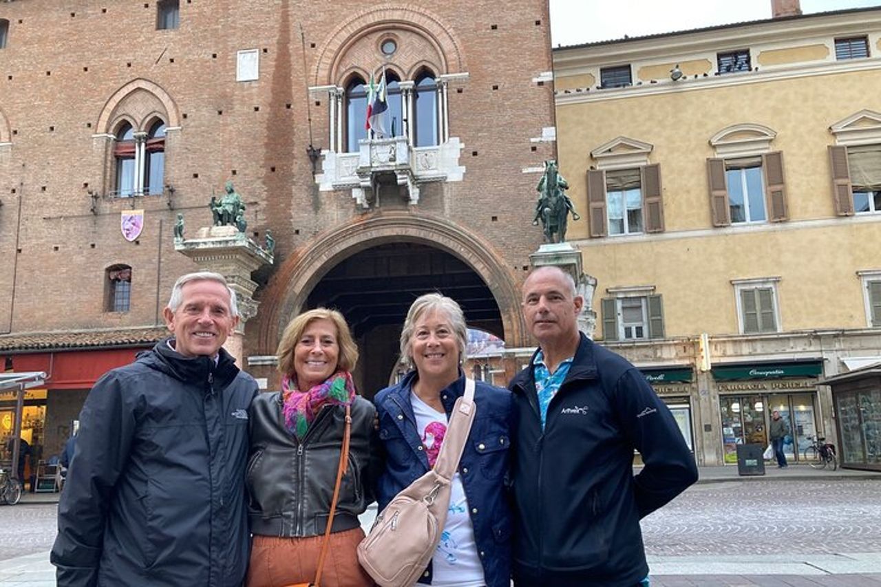 Tour privato di Ferrara dei punti salienti della città di notte — 3