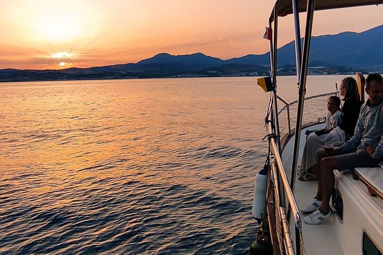 Gita in barca al tramonto + Bottiglia di Cava + Tapa di frutti di mare — 2