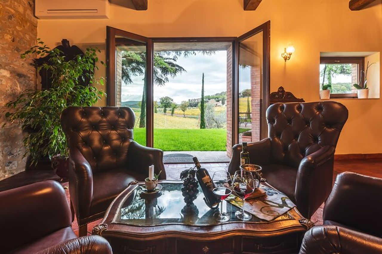 Montalcino: Tour della Cantina, Degustazione di Brunello e Aperitivi — 4