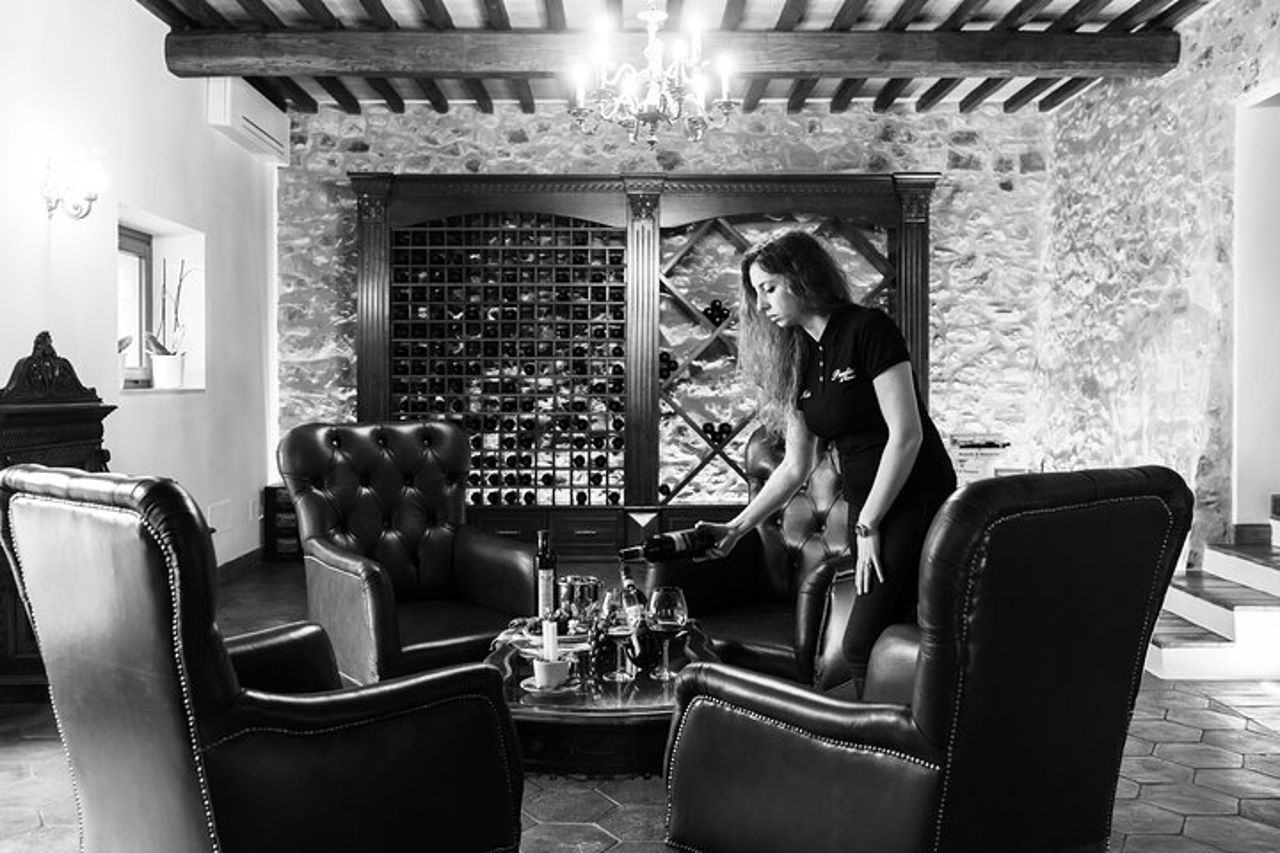 Montalcino: Tour della Cantina, Degustazione di Brunello e Aperitivi — 9