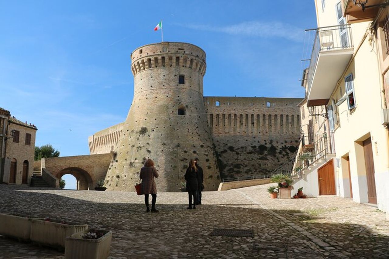 2 Ore Tour Privato Guidato a Piedi a Acquaviva Picena Marche
