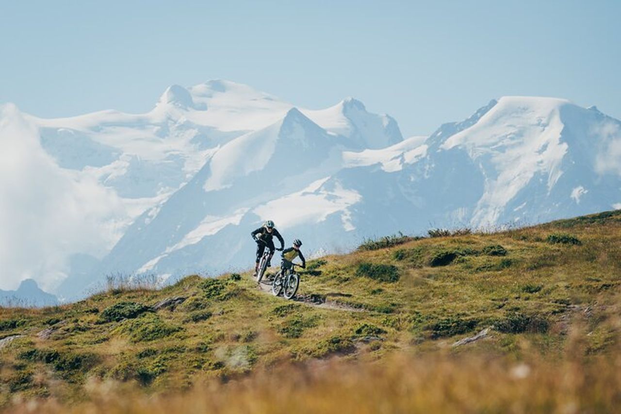 Giornata in mountain bike elettrica a Chamonix: lago di montagna e vista panoramica. — 8