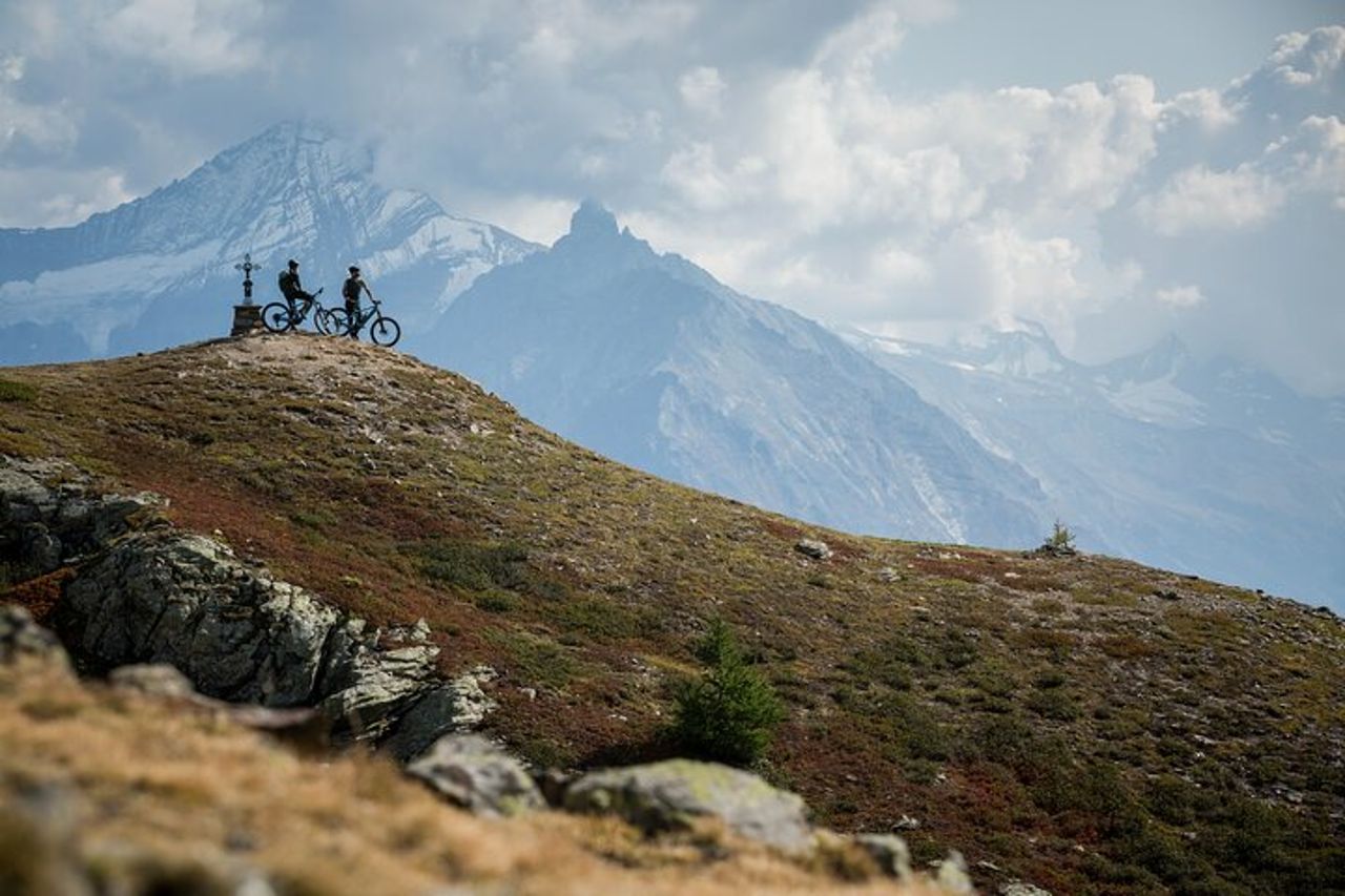 Giornata in mountain bike elettrica a Chamonix: lago di montagna e vista panoramica. — 6