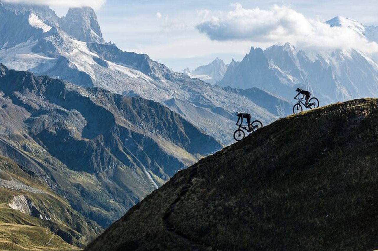 Giornata in mountain bike elettrica a Chamonix: lago di montagna e vista panoramica. — 9