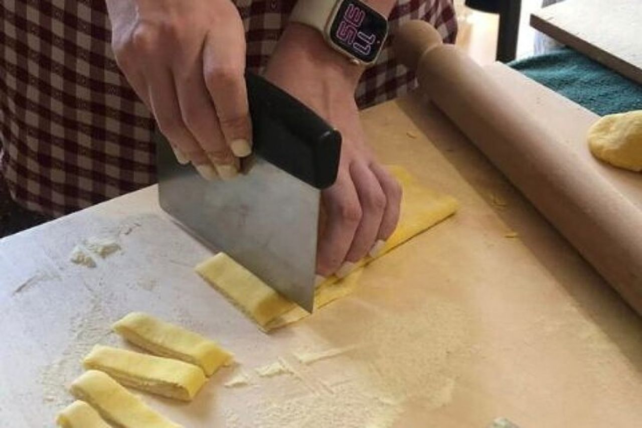 Corso di cucina di tagliatelle e ravioli di pasta colorata vicino Arezzo — 7