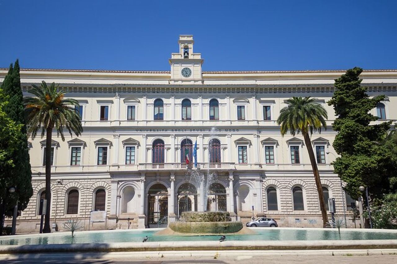 Caccia al tesoro a Bari & tour a piedi con audioguida