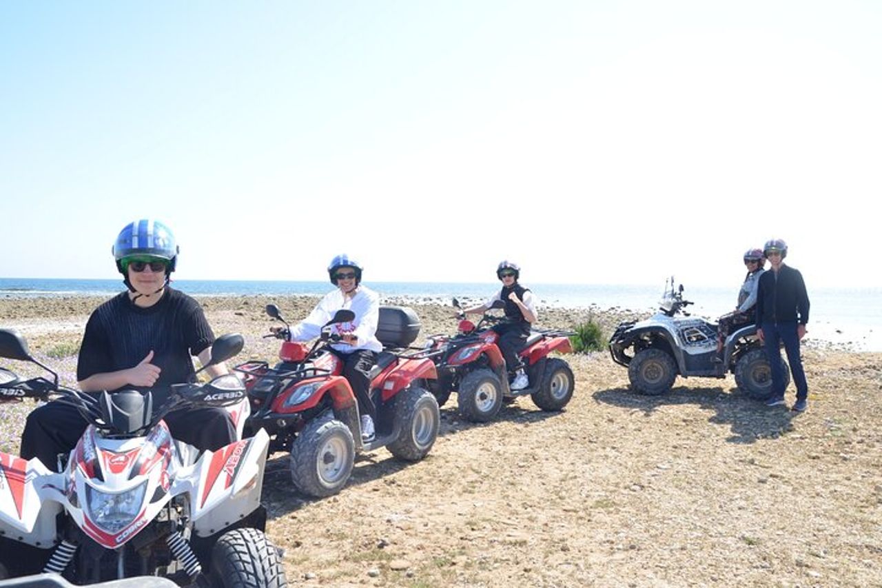 Tour in Quad- tra vigneti e Mare con calice di vino.