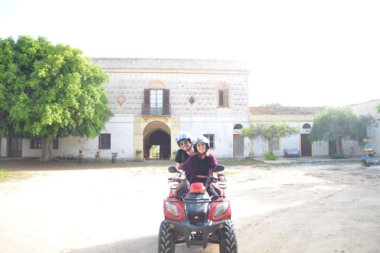 Tour in Quad- tra vigneti e Mare con calice di vino. — 3