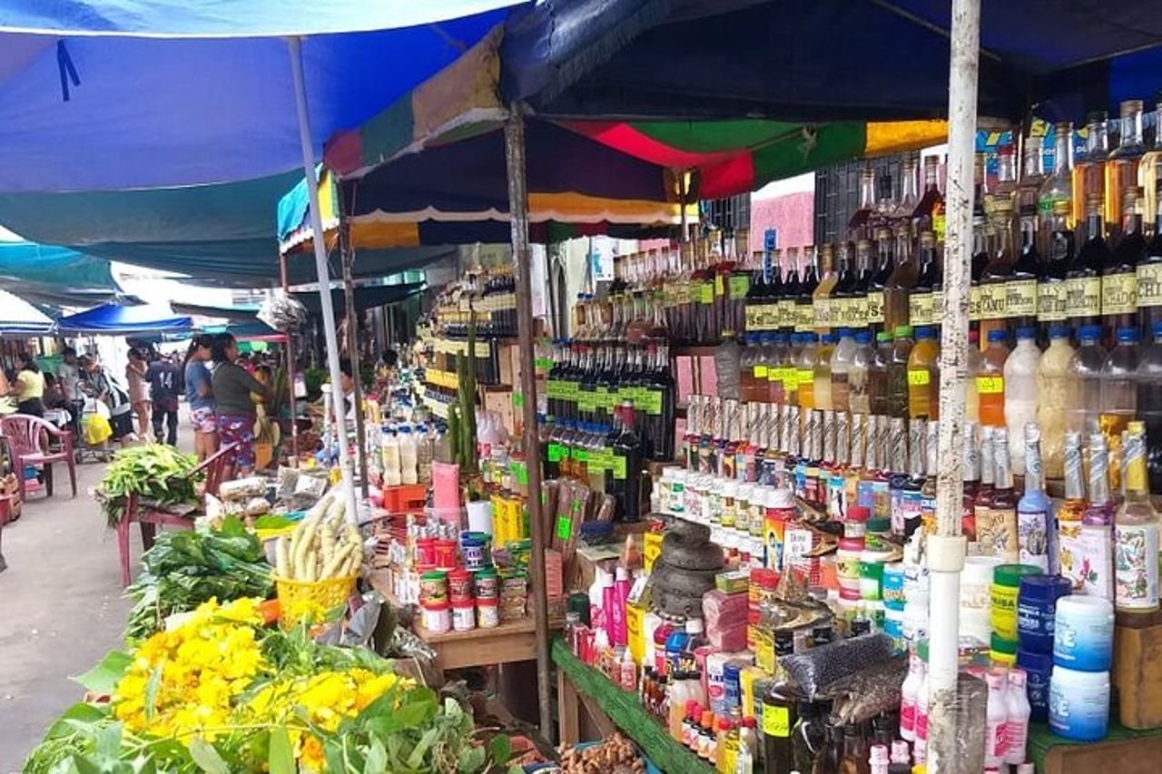 Belen Market e La Venecia Loretana Tour con una guida locale