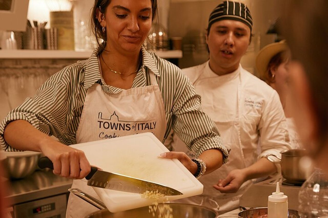 Cooking Class di Nonna & Tour al Mercato con Vino, Lasagna e Tiramisù — 4