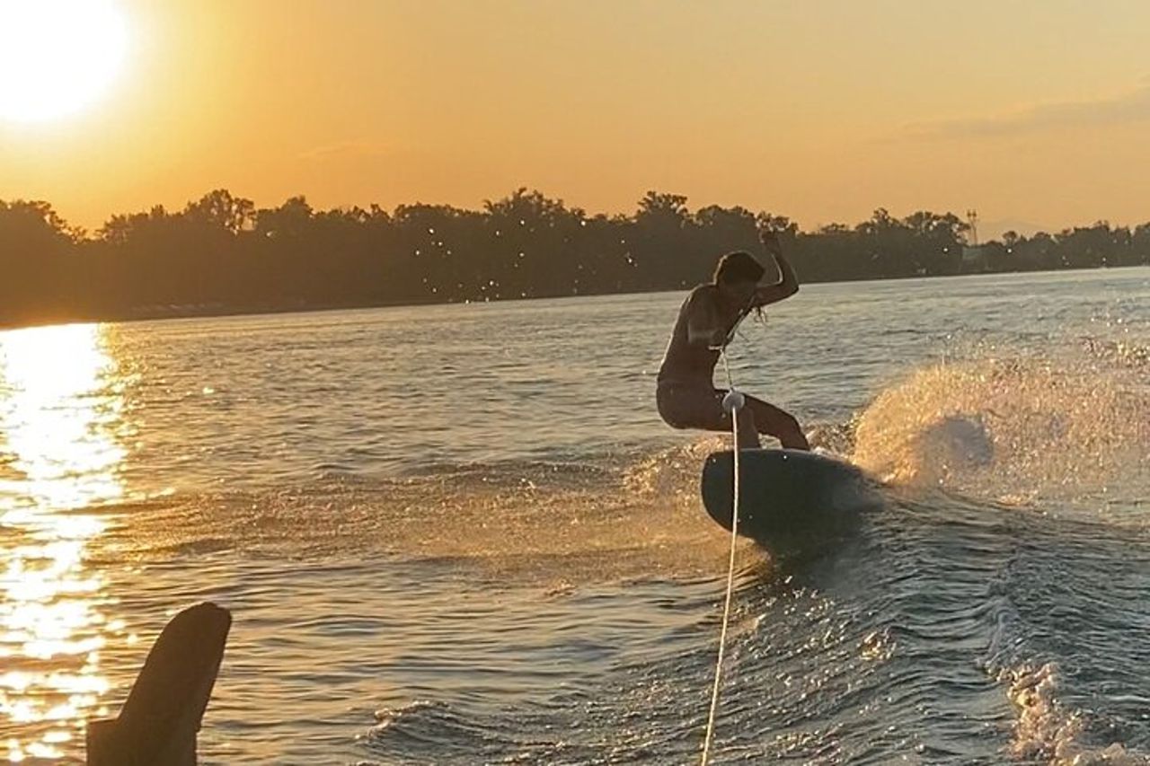 Aliscafo e surf sul Reno dietro un motoscafo — 8
