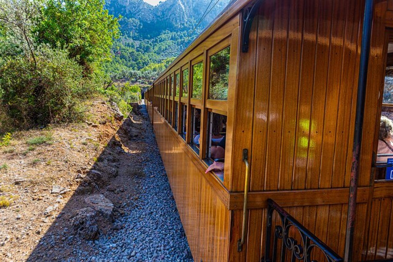 Maiorca in un tour turistico di un giorno con giro in barca e treno Vintage — 2