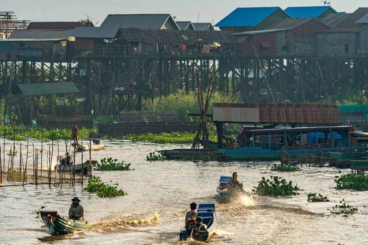 Villaggio galleggiante di Kompong Kleang sul lago Tonle Sap — 6