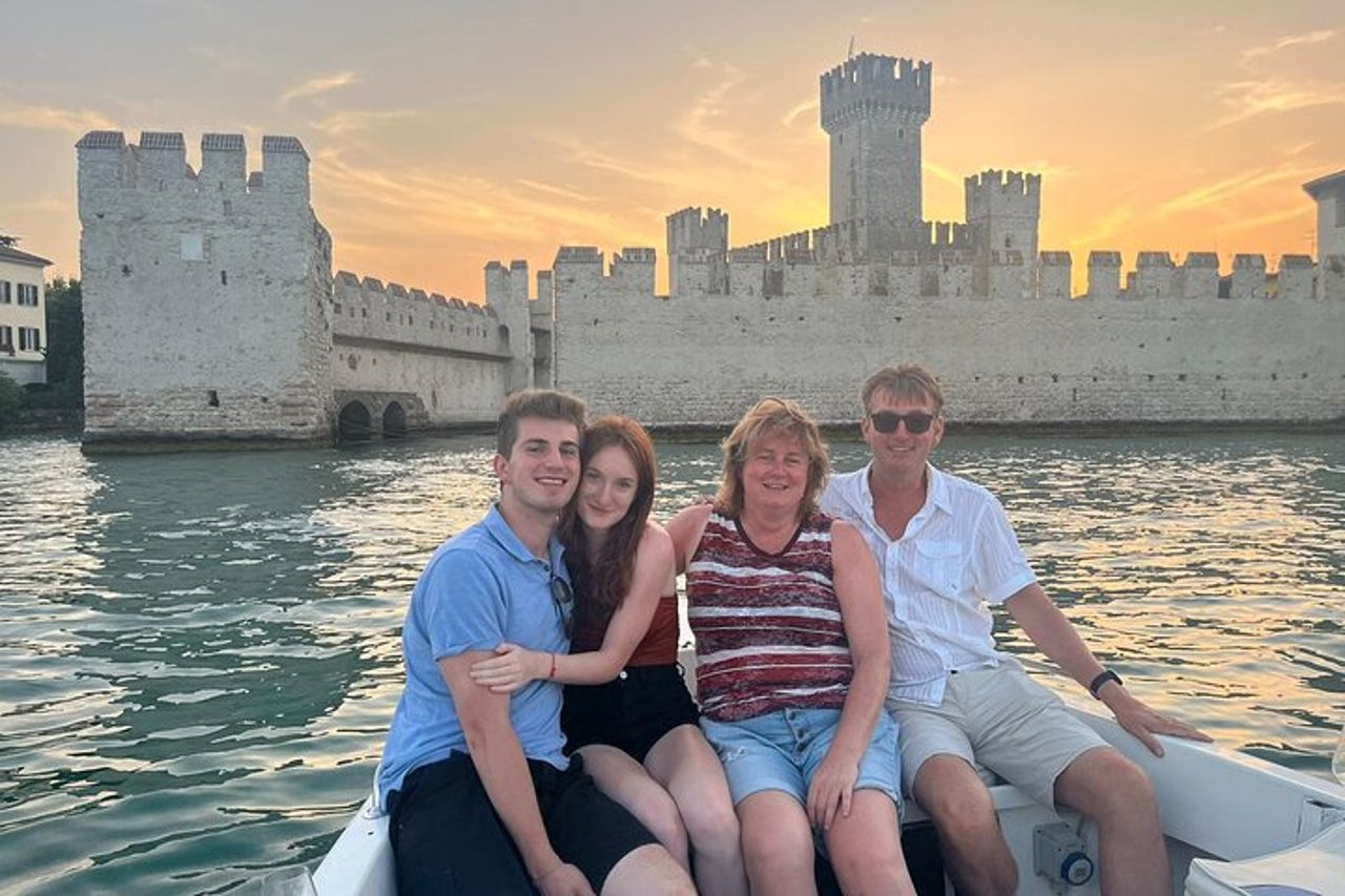 Crociera in barca al tramonto con degustazione di vino e cibo dal Garda — 5