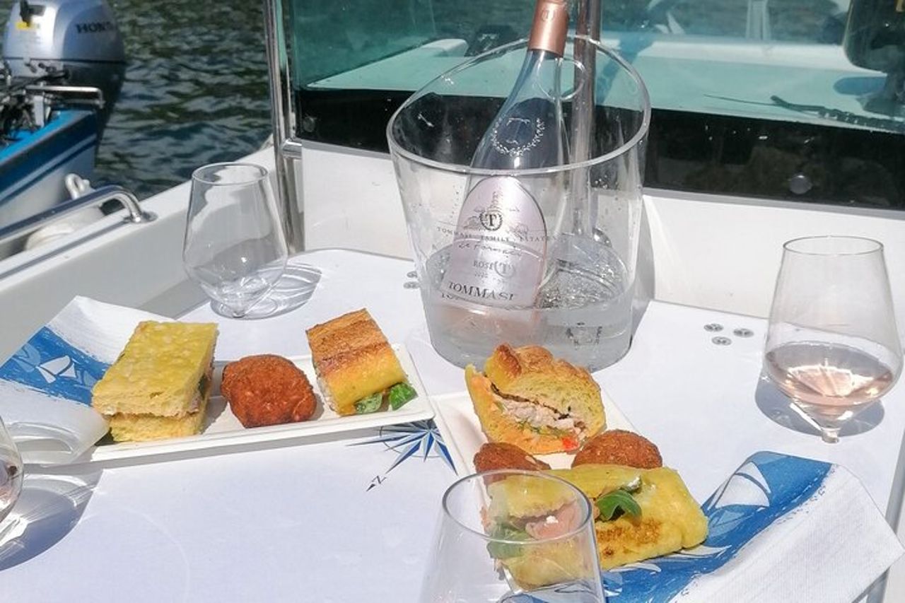 Crociera in barca al tramonto con degustazione di vino e cibo dal Garda — 3