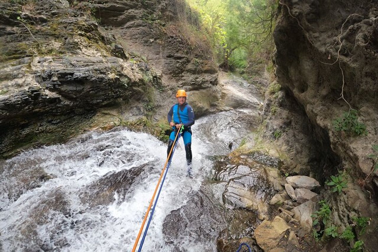 Da Marbella: tour guidato di canyoning a Sima del Diablo — 4