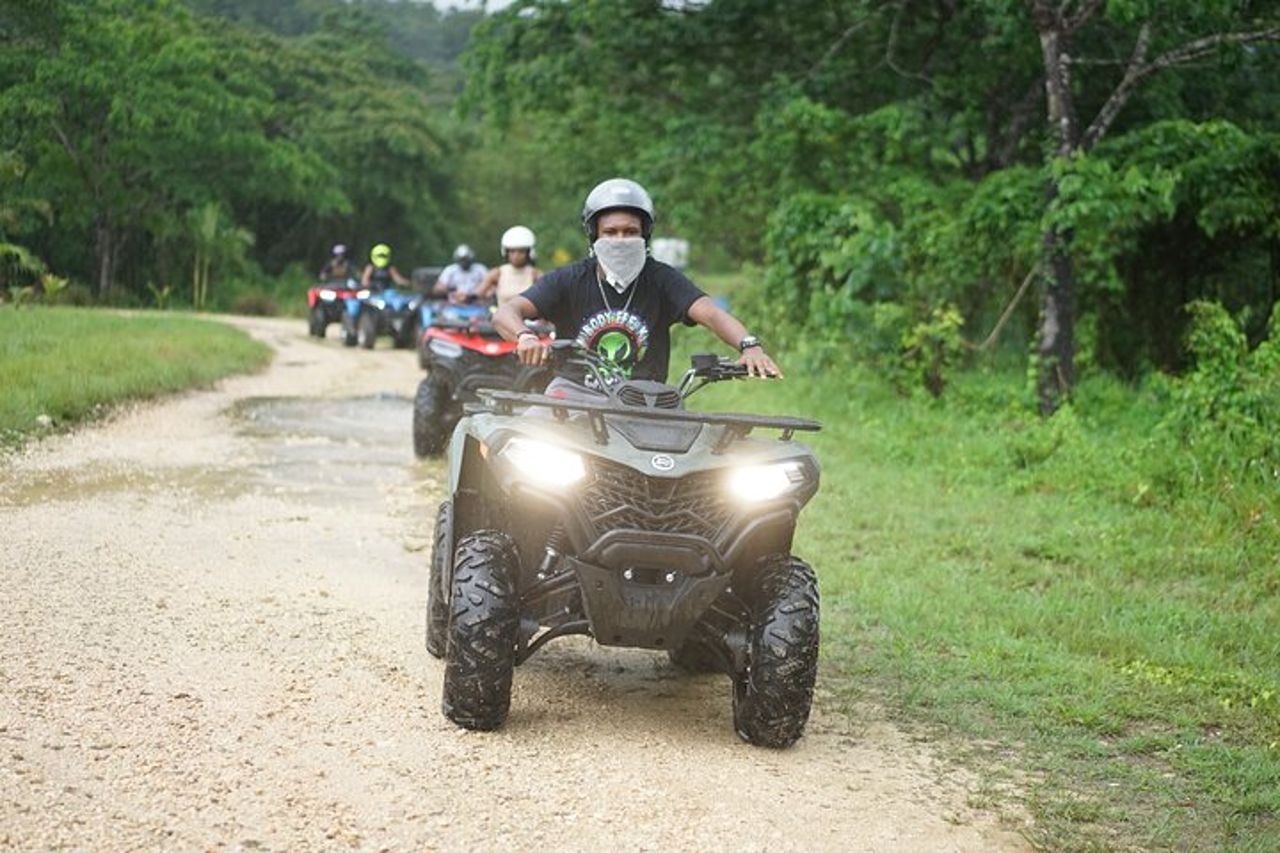 Avventura ATV fuoristrada con arrampicata su parete