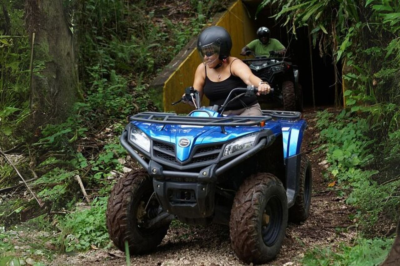 Avventura ATV fuoristrada con arrampicata su parete — 2