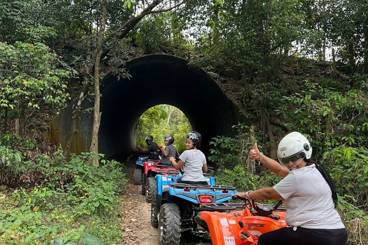 Avventura ATV fuoristrada con arrampicata su parete — 5