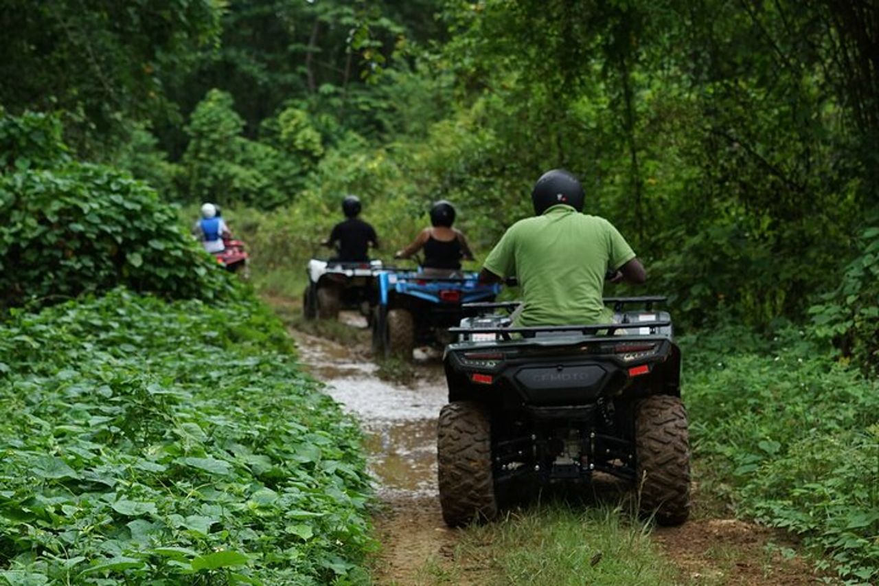 Avventura ATV fuoristrada con arrampicata su parete — 6