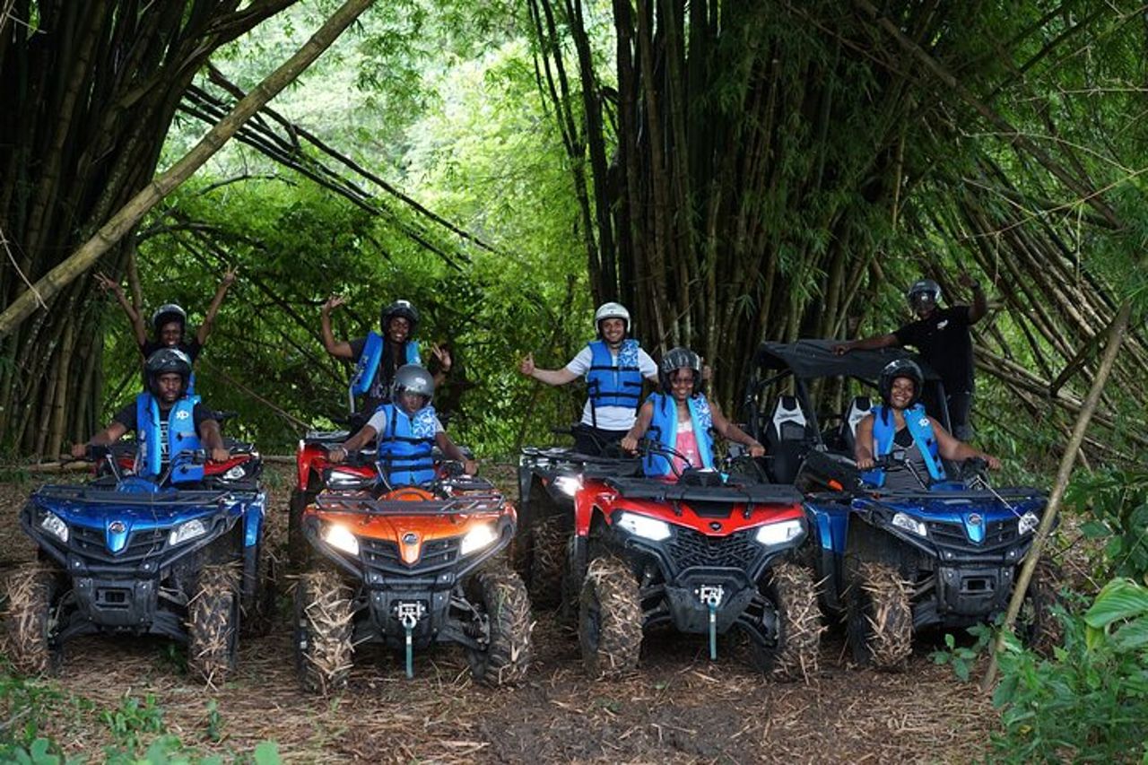 Avventura ATV fuoristrada con arrampicata su parete — 8