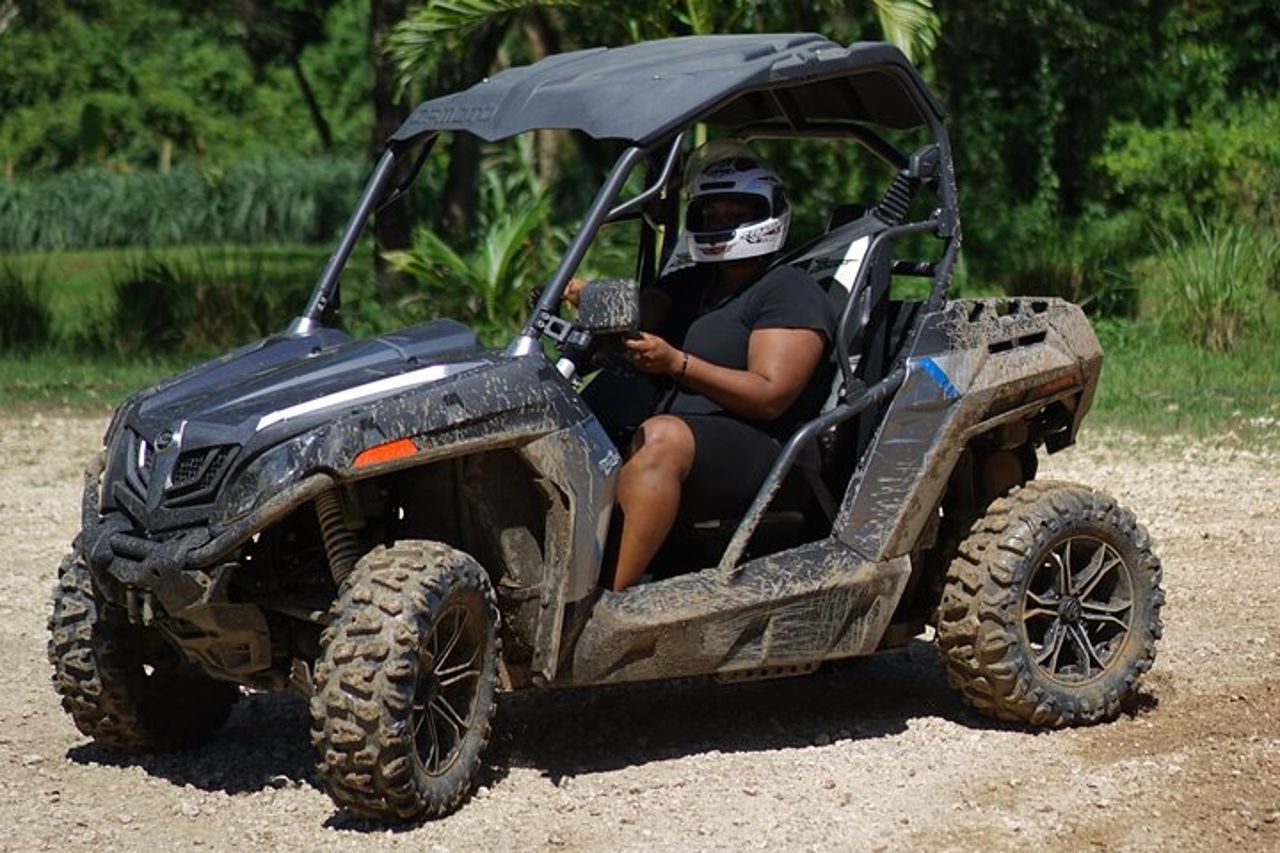 Avventura ATV fuoristrada con arrampicata su parete — 4