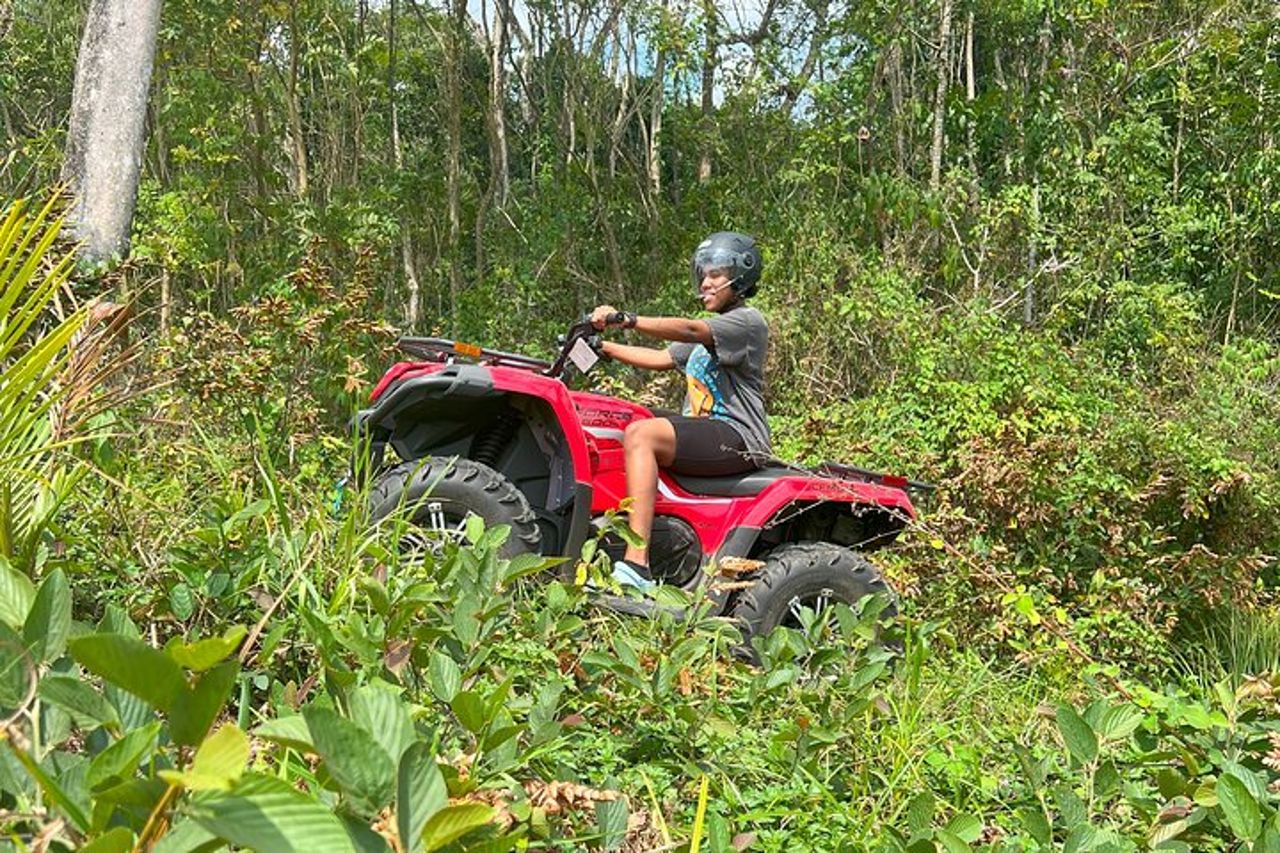Avventura ATV fuoristrada con arrampicata su parete — 7