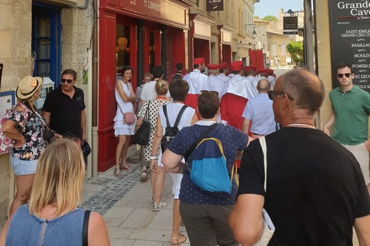 Tour di gruppo - Tour a piedi di Saint Emilion + Degustazione in grotta — 3