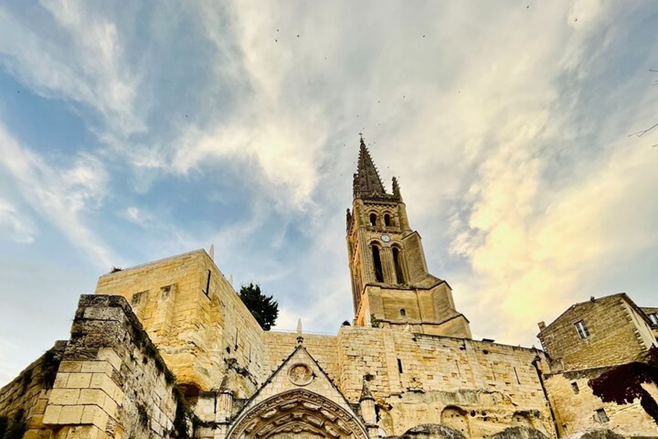 Tour di gruppo - Tour a piedi di Saint Emilion + Degustazione in grotta — 7