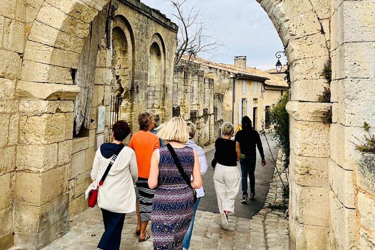 Tour di gruppo - Tour a piedi di Saint Emilion + Degustazione in grotta — 8