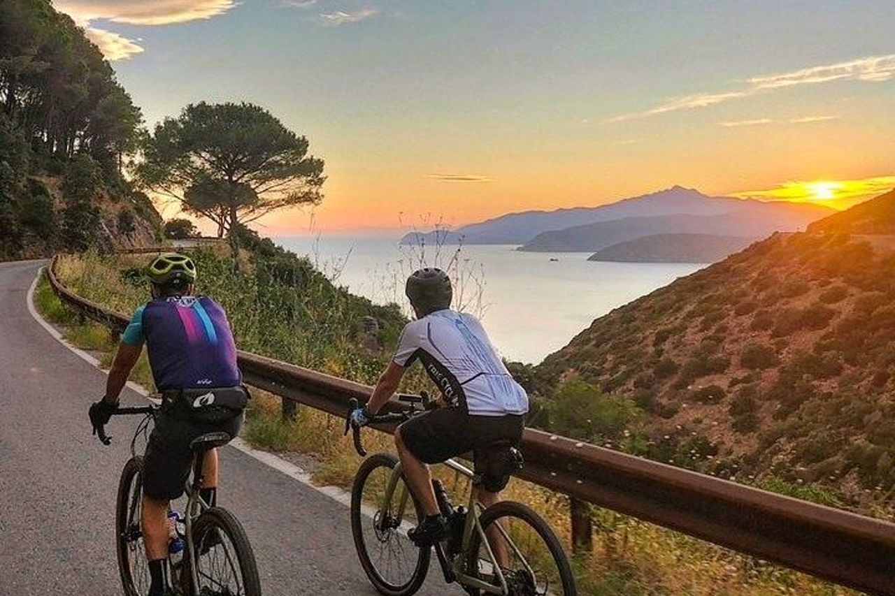 1 Ora E-bike Tour al Tramonto a Lacona adatto a Famiglie — 6
