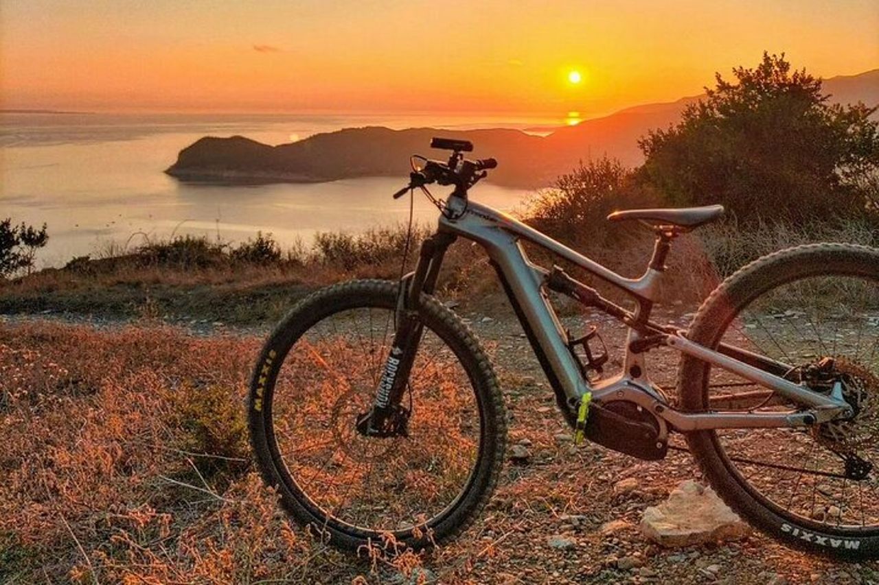 1 Ora E-bike Tour al Tramonto a Lacona adatto a Famiglie — 7