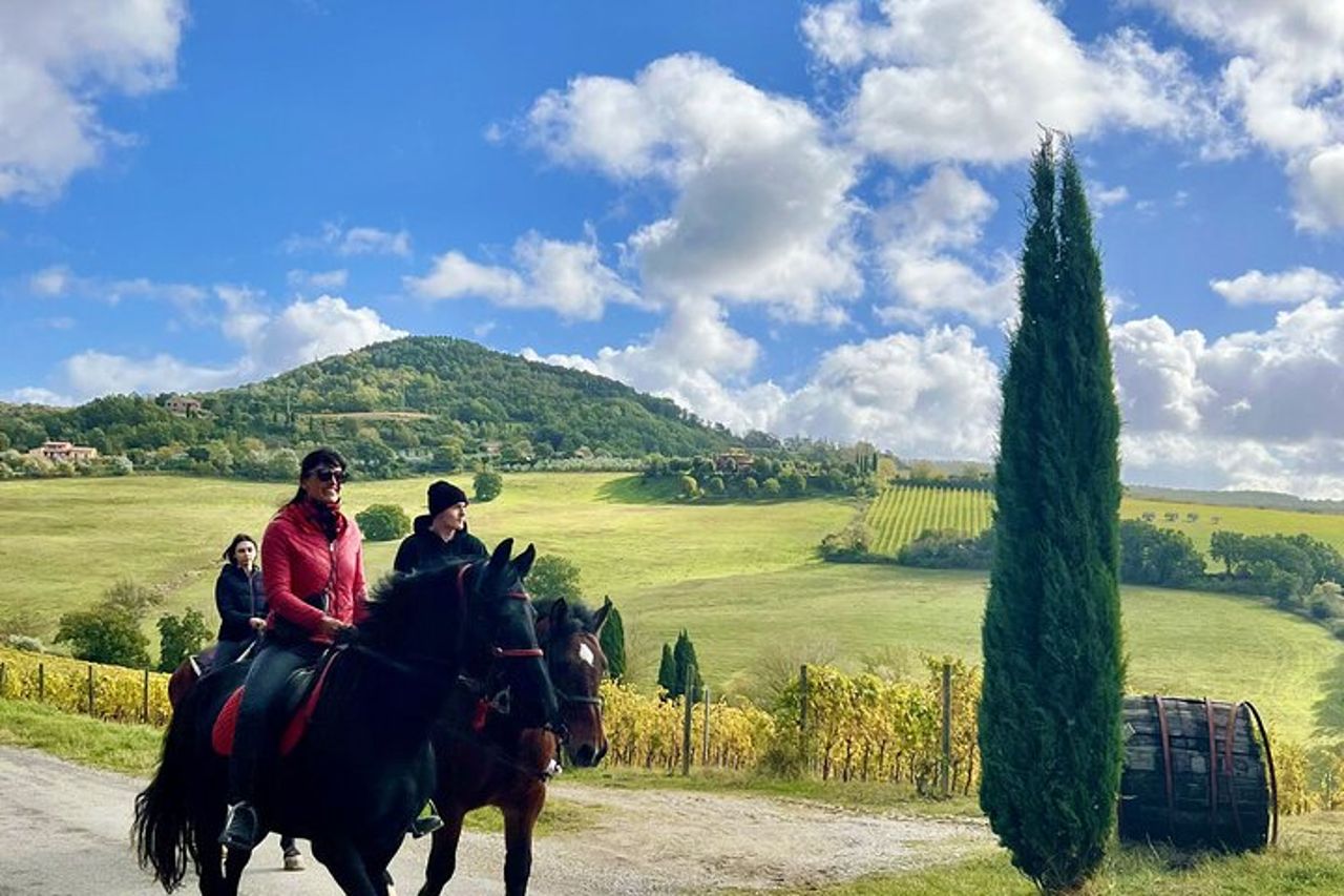 Passeggiata a cavallo a Montepulciano Toscana, pranzo in fattoria