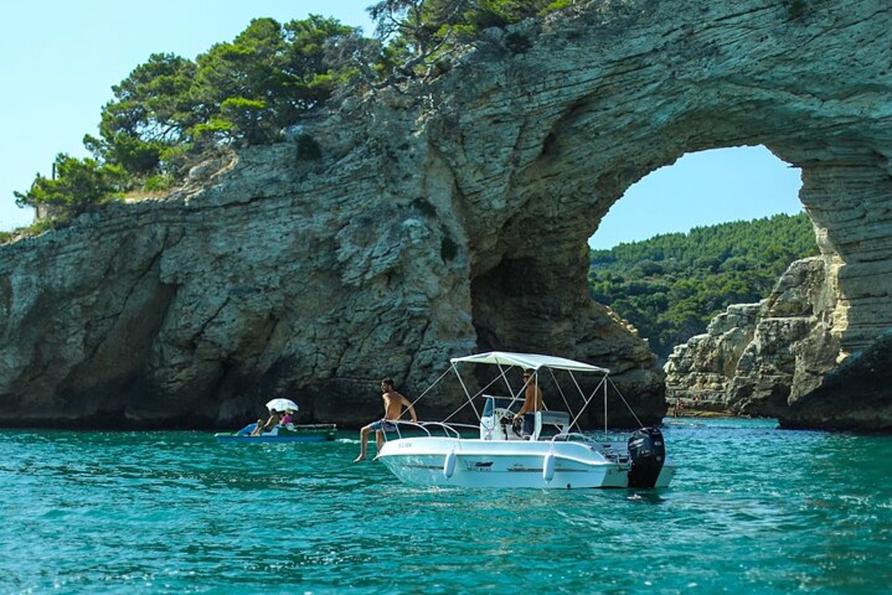 Noleggio barca 40cv accessoriata a Vieste senza patente per 4 ore — 2