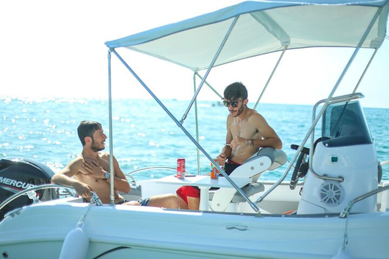 Noleggio barca 40cv accessoriata a Vieste senza patente per 4 ore — 5