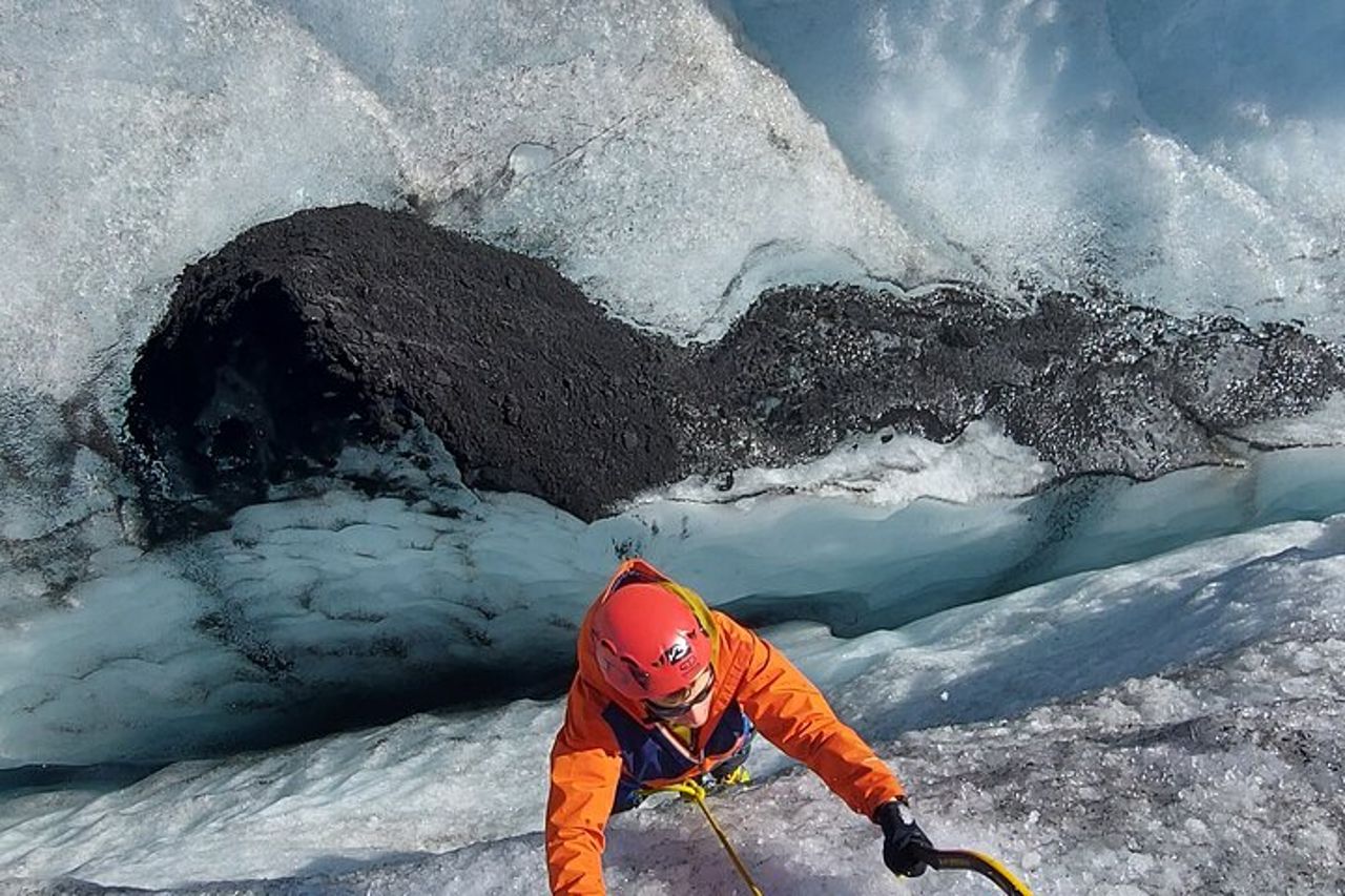 Arrampicata su ghiaccio in piccoli gruppi ed escursionismo sul ghiacciaio a Solheimajokull — 6