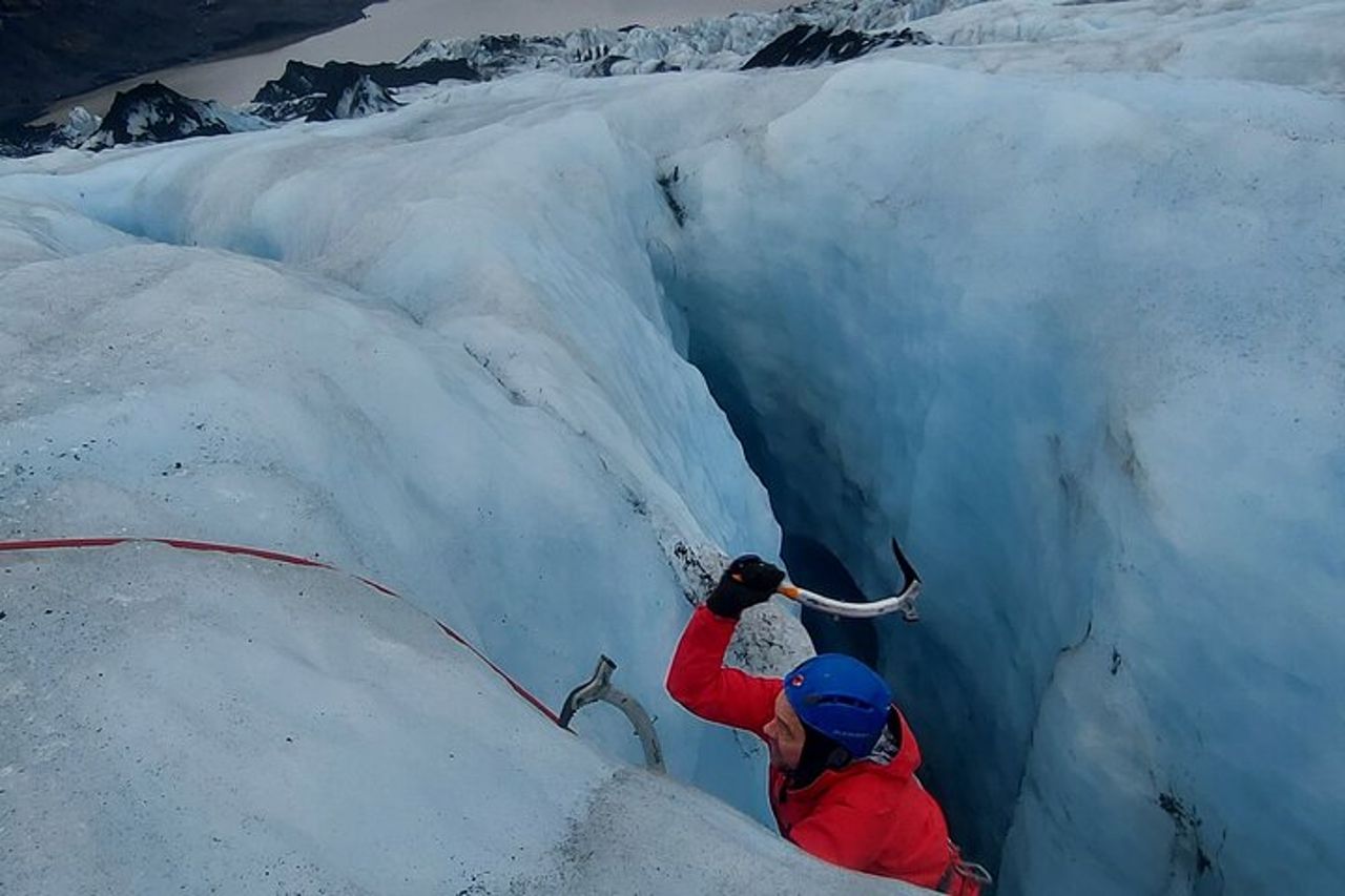 Arrampicata su ghiaccio in piccoli gruppi ed escursionismo sul ghiacciaio a Solheimajokull — 7