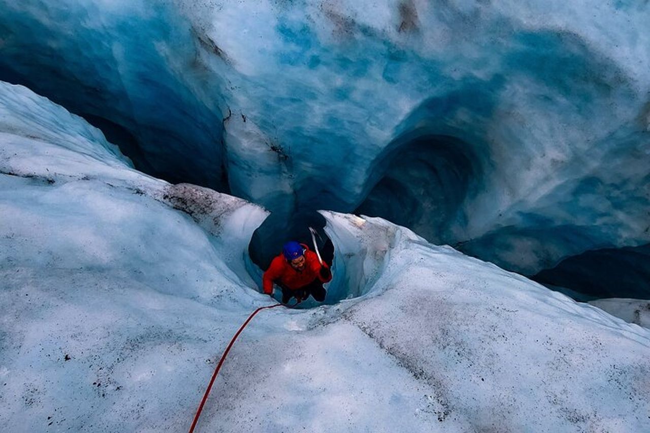 Arrampicata su ghiaccio in piccoli gruppi ed escursionismo sul ghiacciaio a Solheimajokull — 8
