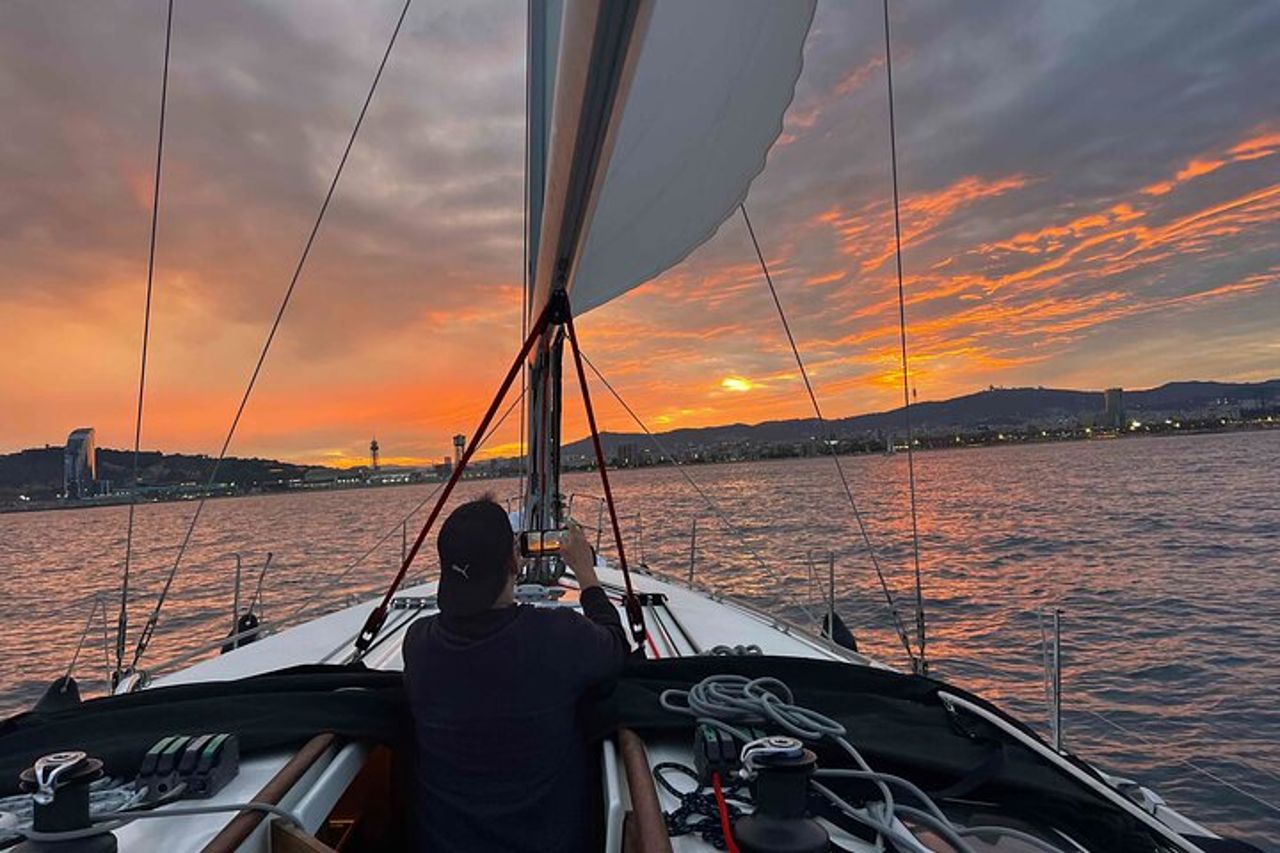 Crociera in barca a vela al tramonto e diurna a Barcellona