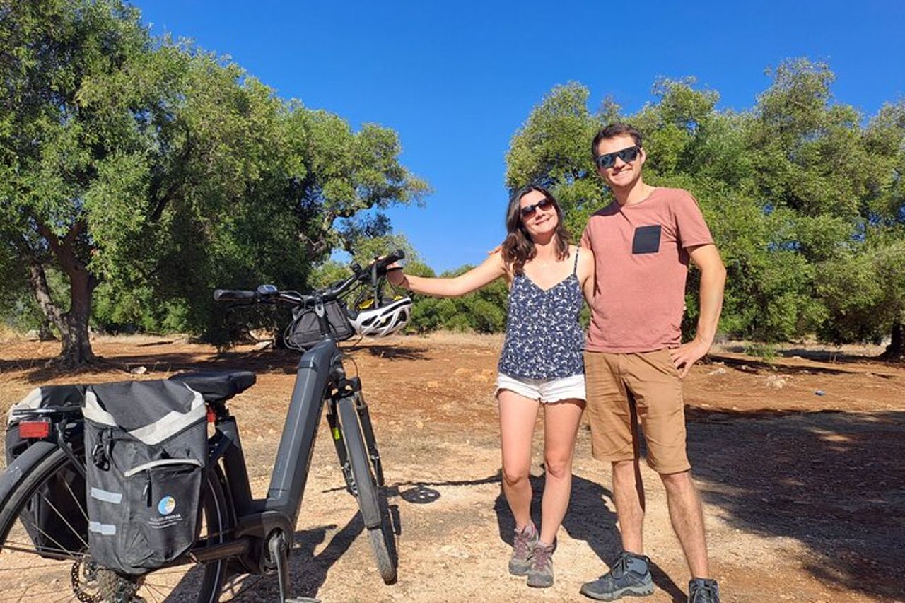 E-bike Tour a Ostuni, gli ulivi secolari e il villaggio rupestre — 7