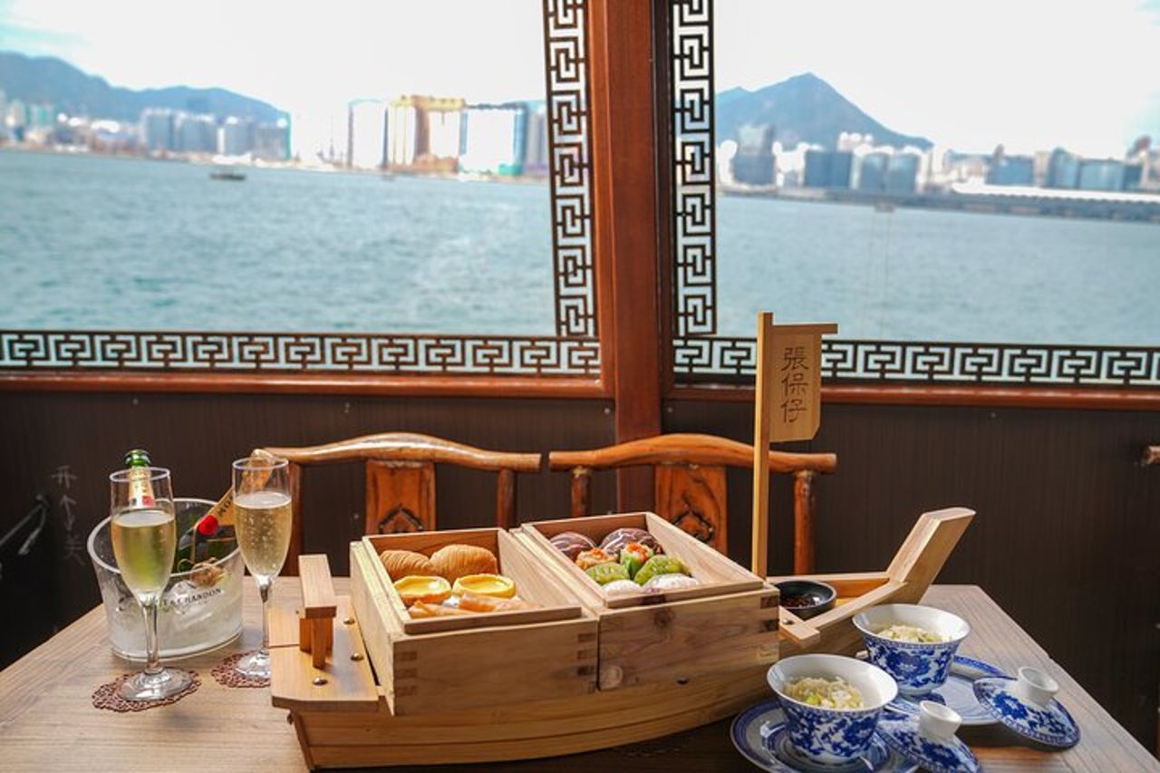 Dim Sum Cruise 'Aqua Luna' di Hong Kong