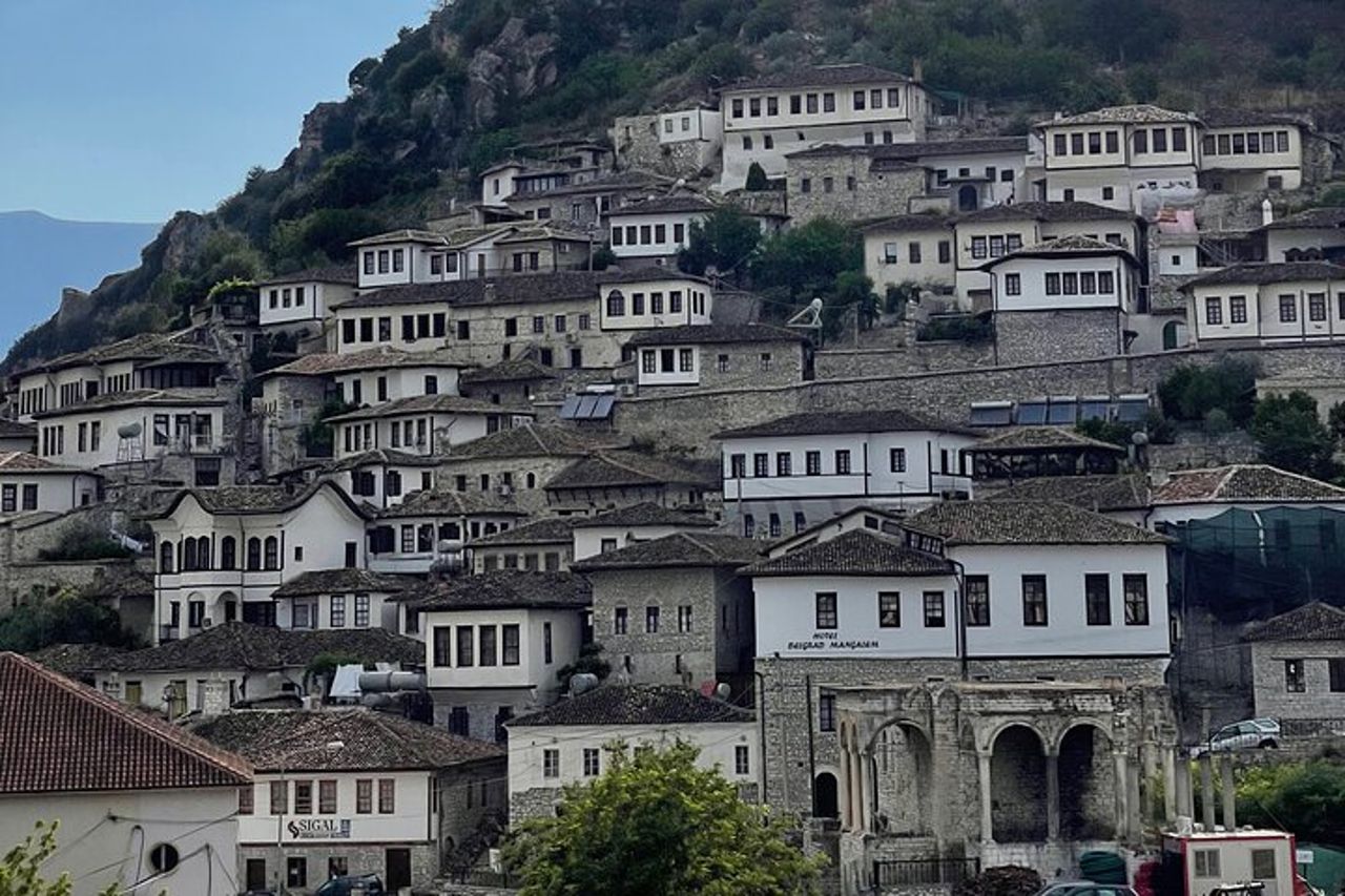 Da Tirana: tour di un giorno a Berat UNESCO e al lago Belshi — 8
