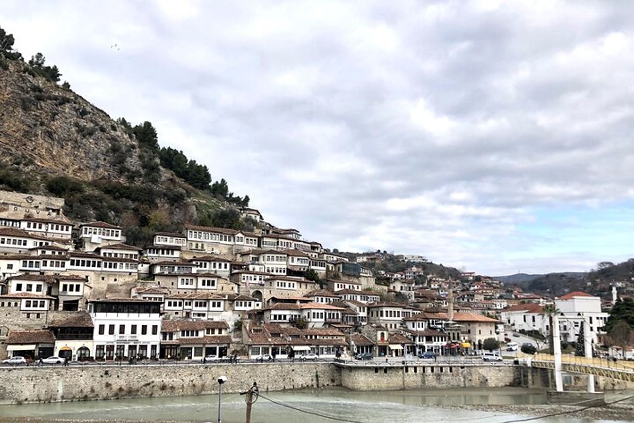 Da Tirana: tour di un giorno a Berat UNESCO e al lago Belshi