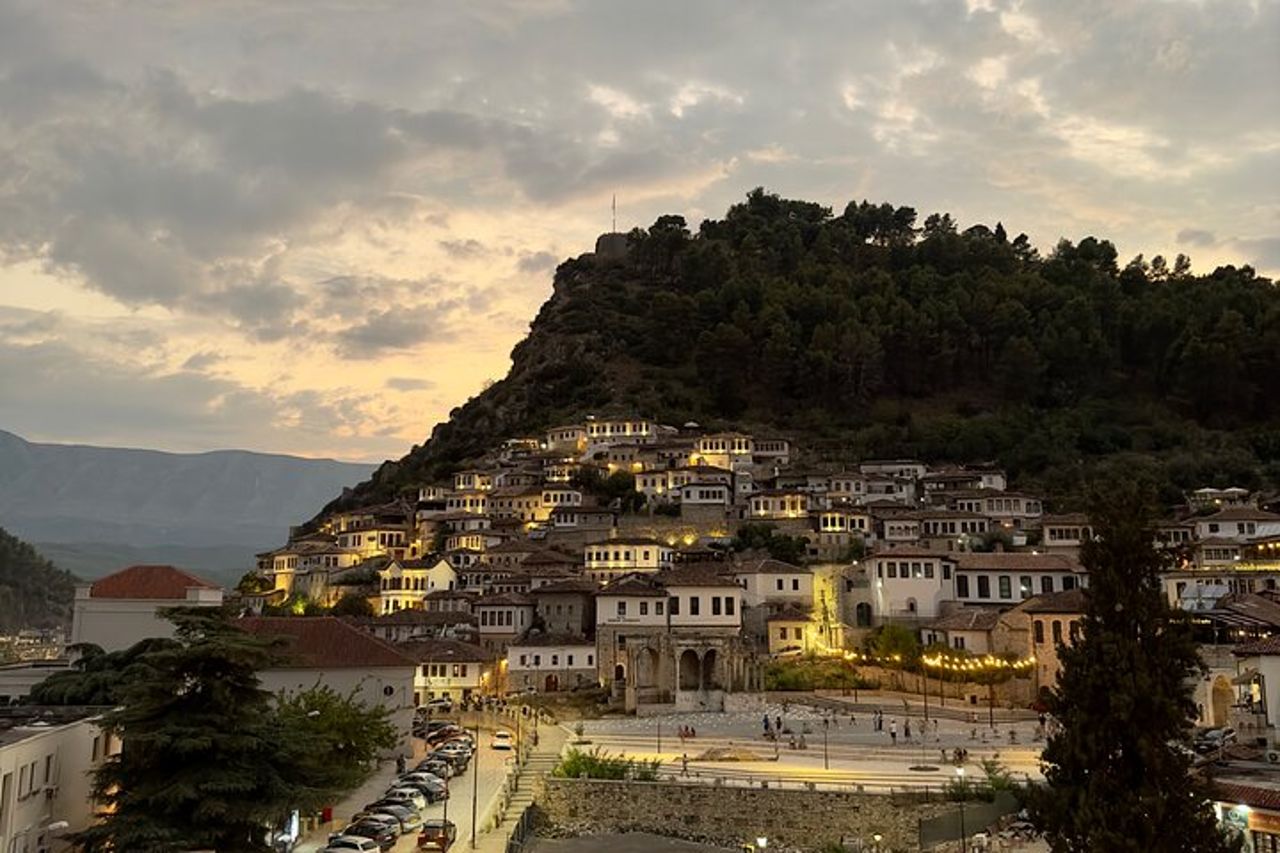 Da Tirana: tour di un giorno a Berat UNESCO e al lago Belshi — 6