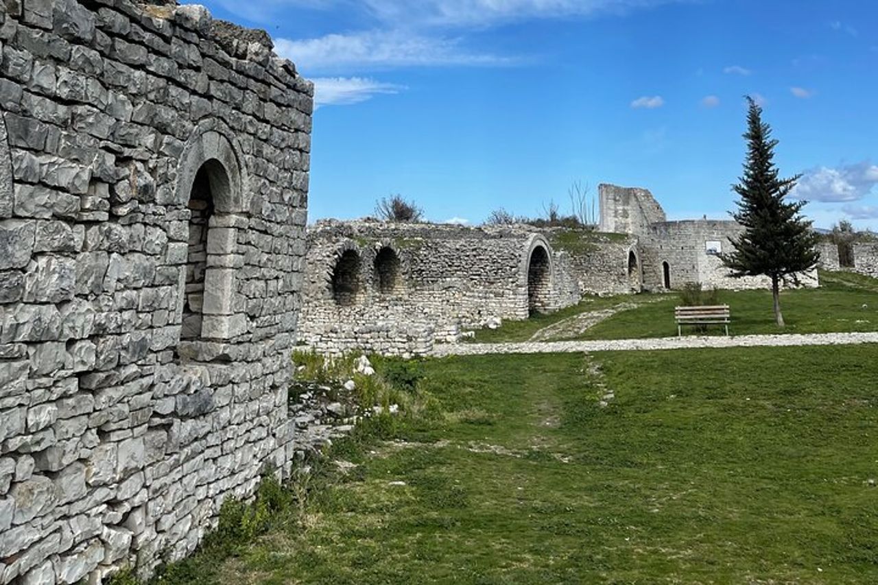 Da Tirana: tour di un giorno a Berat UNESCO e al lago Belshi — 7